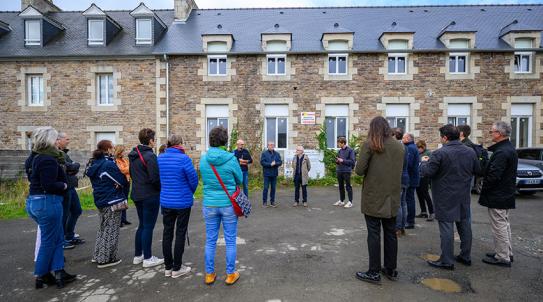 Visite d'une ancienne école transformée en logements sociaux